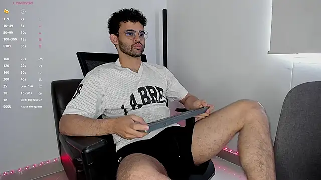 Snapshot of andrewChris_ chatting on 26, 10, 2025 andrewChris online show from 26, 10, 2025