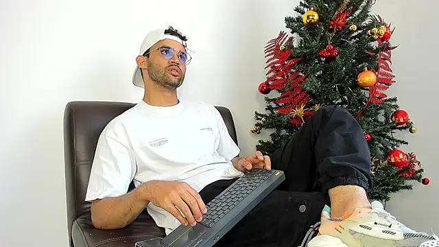 Snapshot of andrewChris_ chatting on 30, 11, 2025 andrewChris online show from 30, 11, 2025