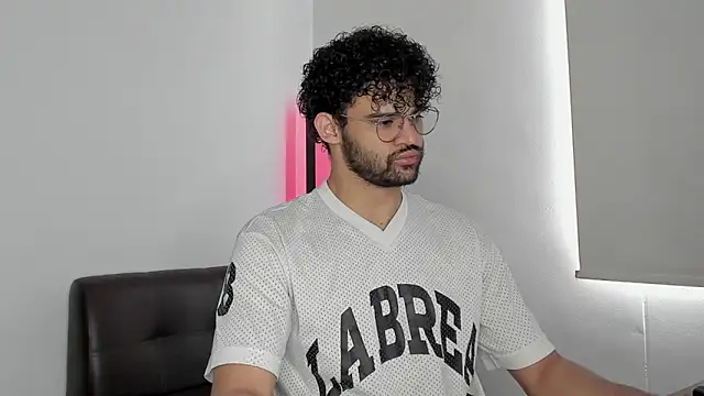 Snapshot of andrewChris_ chatting on 12, 9, 2025 andrewChris online show from 12, 9, 2025