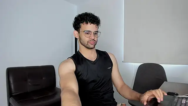 Snapshot of andrewChris_ chatting on 24, 10, 2025 andrewChris online show from 24, 10, 2025