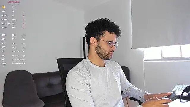 Snapshot of andrewChris_ chatting on 31, 10, 2025 andrewChris online show from 31, 10, 2025