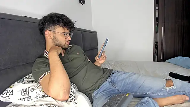 Snapshot of andrewChris_ chatting on 3, 1, 2025 andrewChris online show from 3, 1, 2025