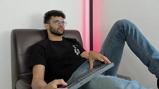 Snapshot of andrewChris_ chatting on 16, 9, 2025 andrewChris online show from 16, 9, 2025