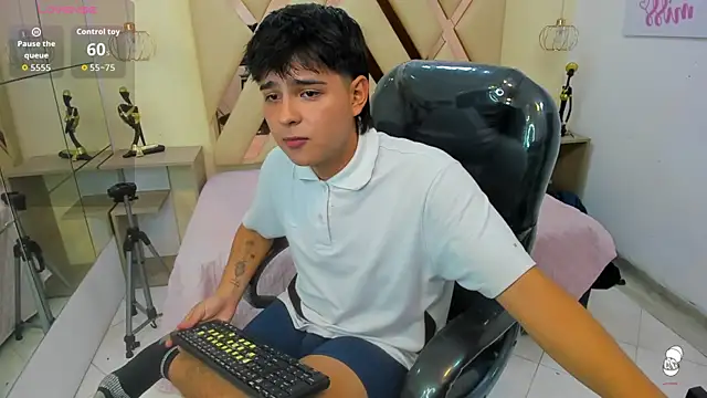 Snapshot of AndrewPherson chatting on 11, 9, 2025 AndrewPherson online show from 11, 9, 2025