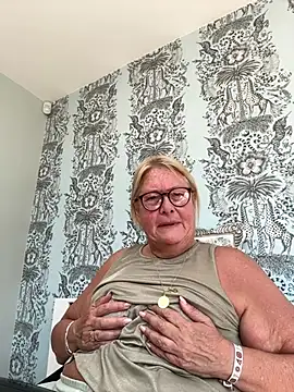 Snapshot of MoistCurveyChanel chatting on 17, 7, 2026 MoistCurveyChanel online show from 17, 7, 2026
