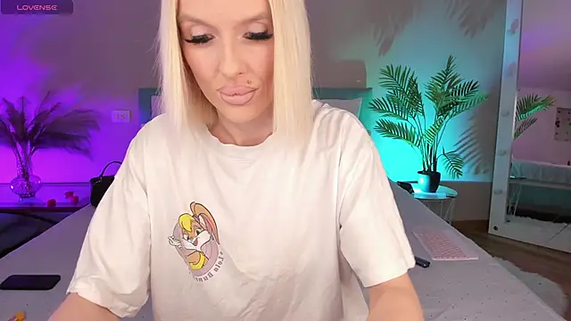 Lana kitty   online show from 3, 5, 2026