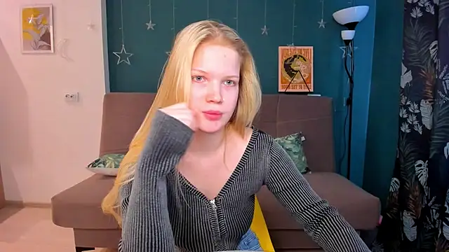 Xloe Queen online show from 10, 2, 2025