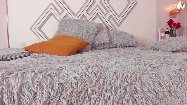 Radiant Naomi online show from 11, 3, 2025