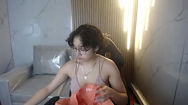 Lili Gomez  online show from 19, 11, 2025