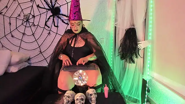 poisson ivy online show from 3, 10, 2025