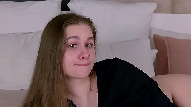Snapshot of EllieHayes chatting on 8, 5, 2026 EllieHayes online show from 8, 5, 2026