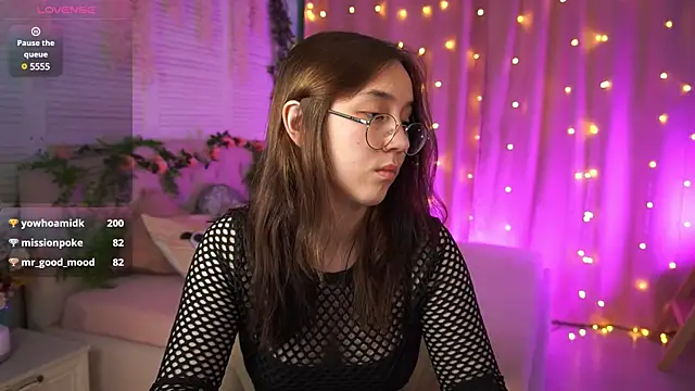 AmeliaMead online show from 5, 3, 2025