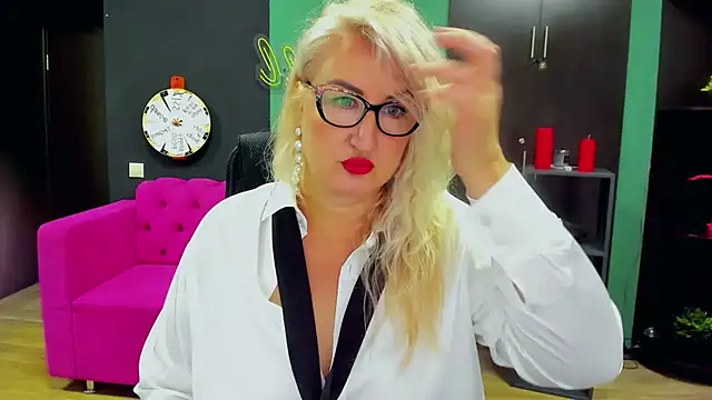 ChristyBrooks online show from 23, 9, 2025