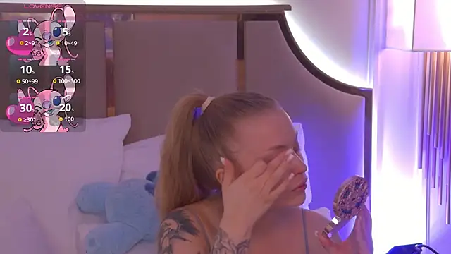 Snapshot of DorisHell chatting on 14, 11, 2025 DorisHell online show from 14, 11, 2025