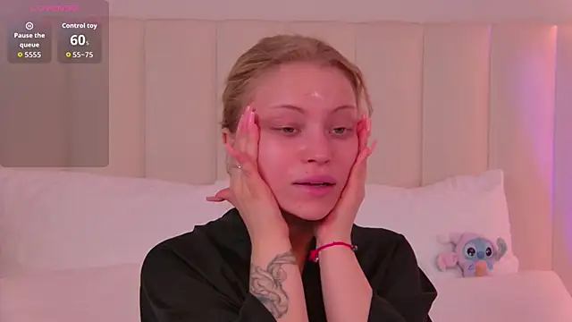 Snapshot of DorisHell chatting on 11, 10, 2025 DorisHell online show from 11, 10, 2025