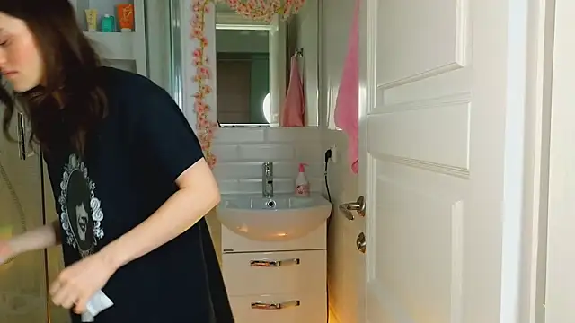 Mia Mia M online show from 3, 3, 2025