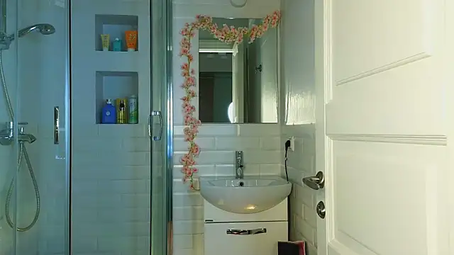 Mia Mia M online show from 6, 3, 2025