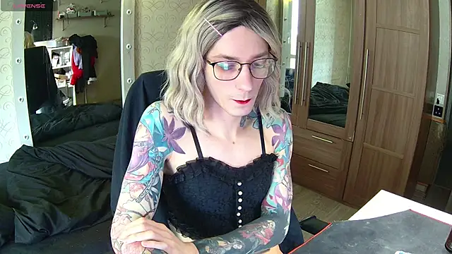 Julia dolls online show from 28, 2, 2025