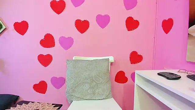 miss--flora online show from 23, 2, 2025