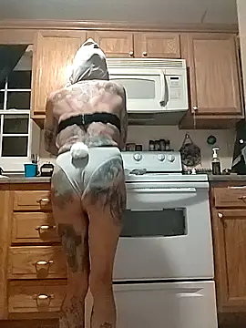 Snapshot of MommyMisfit chatting on 5, 10, 2025 MommyMisfit online show from 5, 10, 2025