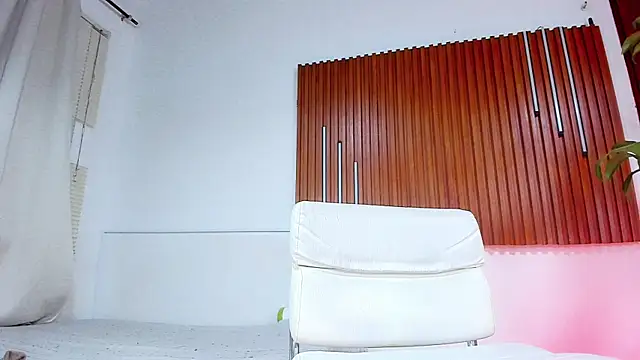 Snapshot of cristall_hott chatting on 10, 2, 2026 cristall hott online show from 10, 2, 2026