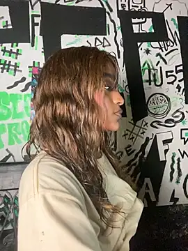 Zizi-campbel online show from 4, 12, 2025