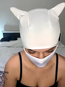 Nikki Hoee online show from 13, 11, 2025