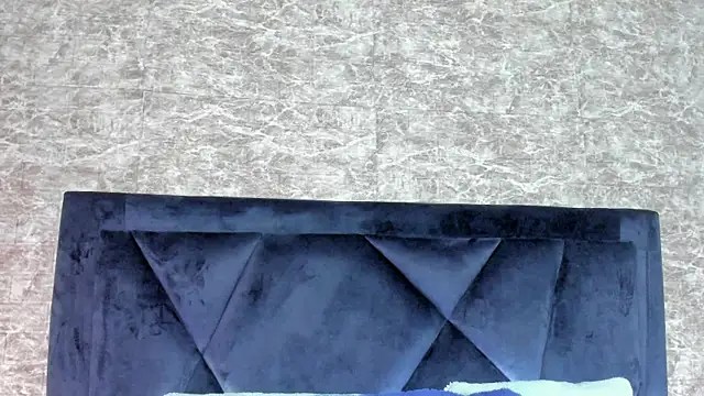 Lily Woodz online show from 15, 9, 2025