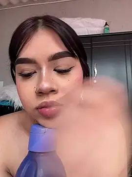 Lily Woodz online show from 7, 4, 2026