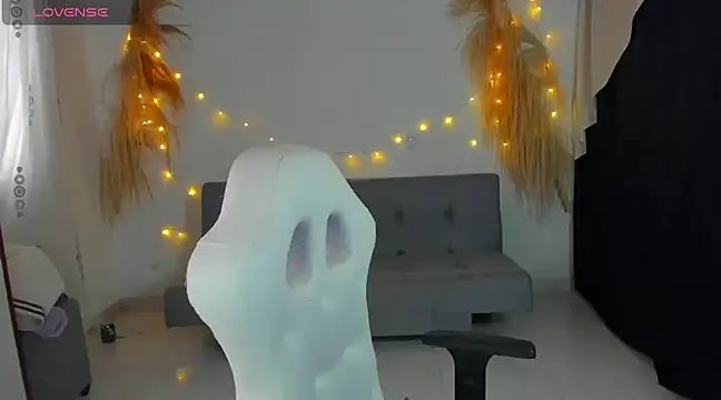 lovelypocahontas11 online show from 25, 1, 2025