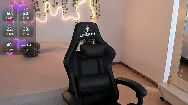 emmaTorres1 online show from 10, 9, 2025