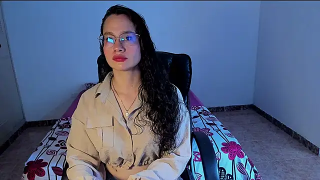 emmaTorres1 online show from 1, 3, 2025