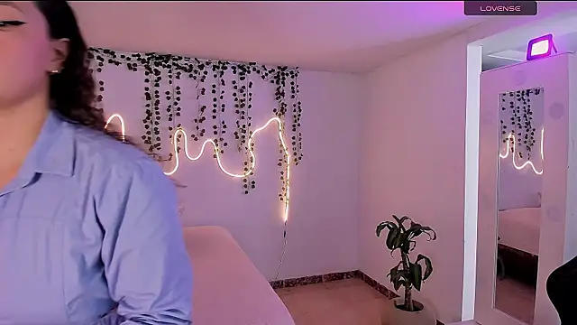 emmaTorres1 online show from 7, 10, 2025