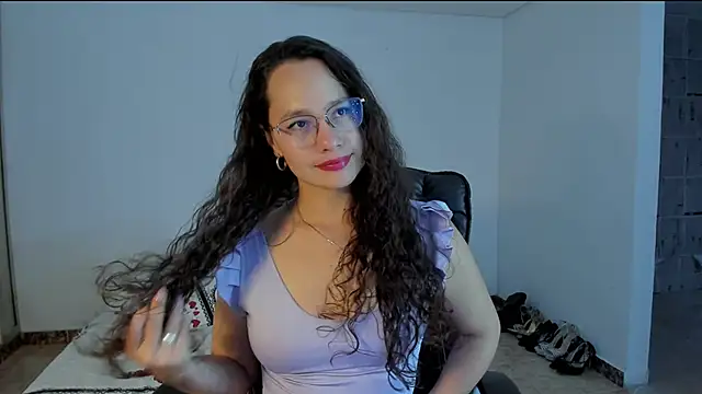 emmaTorres1 online show from 8, 3, 2025