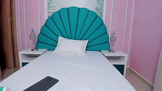 Daphne Fox  online show from 22, 2, 2025