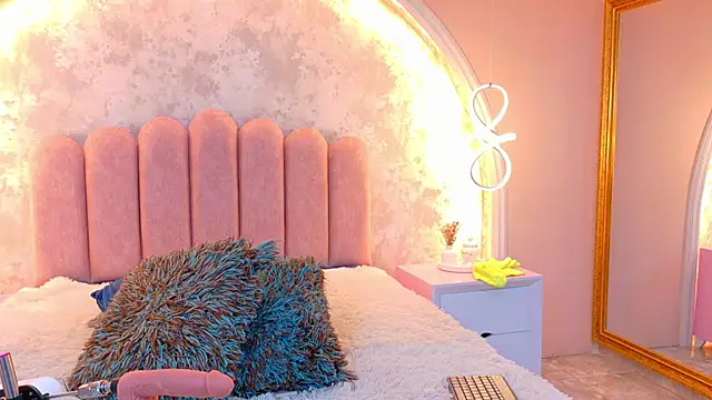 MiaLaurents online show from 22, 2, 2026