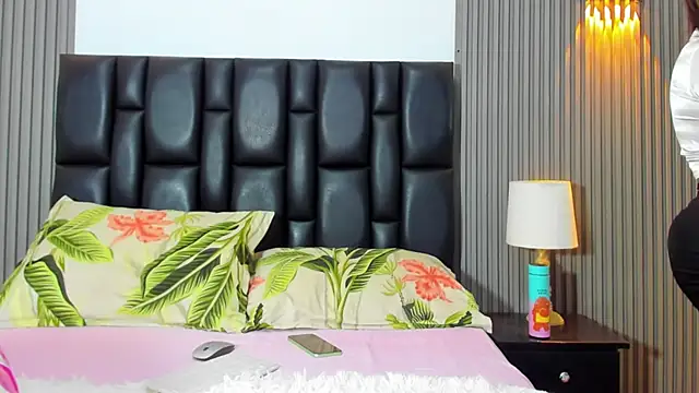 MiaLaurents online show from 1, 2, 2025