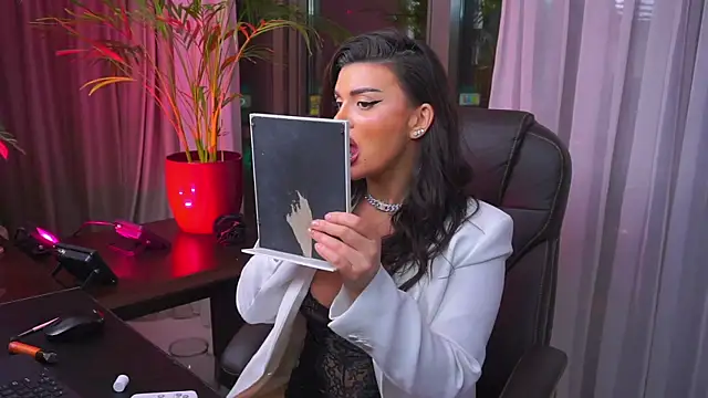 Snapshot of myakalifa chatting on 2, 2, 2025 myakalifa online show from 2, 2, 2025