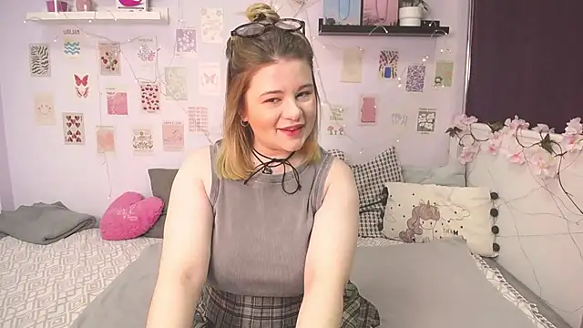 TessPleasure online show from 3, 2, 2025