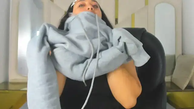 IsabellRodriguez18 online show from 24, 11, 2025