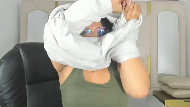 IsabellRodriguez18 online show from 15, 11, 2025