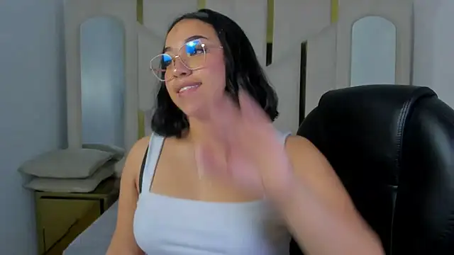 IsabellRodriguez18 online show from 15, 12, 2025