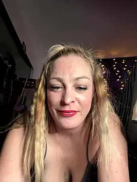 Snapshot of kayNkris chatting on 12, 10, 2025 kayNkris online show from 12, 10, 2025