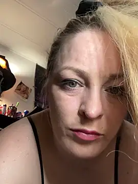 Snapshot of kayNkris chatting on 28, 11, 2025 kayNkris online show from 28, 11, 2025