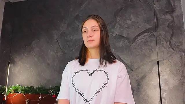 Snapshot of GuinevereGell chatting on 28, 12, 2024 GuinevereGell online show from 28, 12, 2024