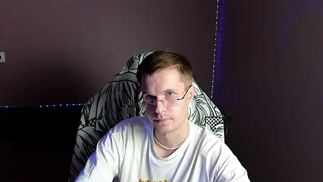 Snapshot of Leonnextdoor chatting on 2, 1, 2025 Leonnextdoor online show from 2, 1, 2025