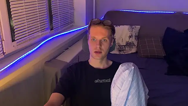 Snapshot of Leonnextdoor chatting on 7, 1, 2026 Leonnextdoor online show from 7, 1, 2026