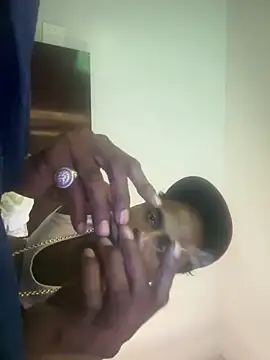 cinnabunzbunz86 online show from 18, 2, 2025