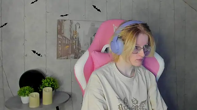 ElizabethHarpper online show from 5, 11, 2025