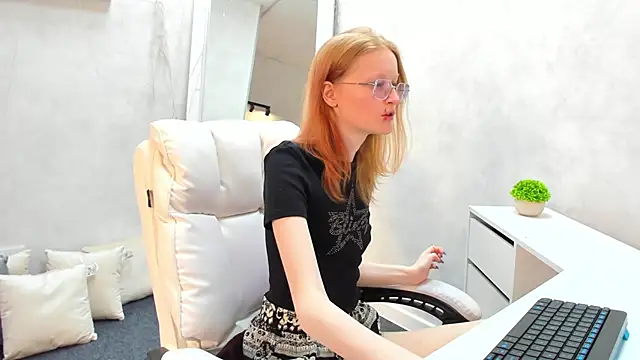 ElizabethHarpper online show from 5, 3, 2025